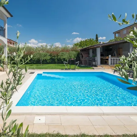 Daire Gorgeous In With Swimming Pool