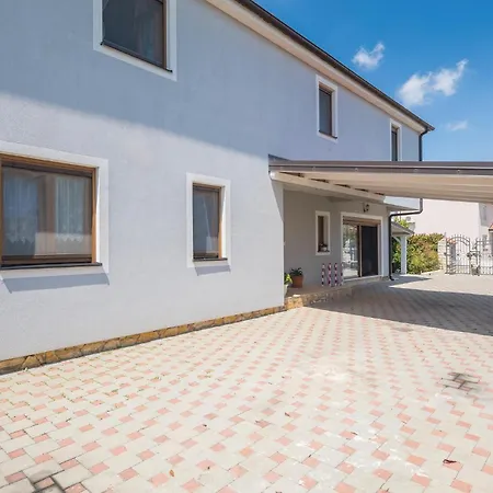 Apartman Gorgeous In With Swimming Pool