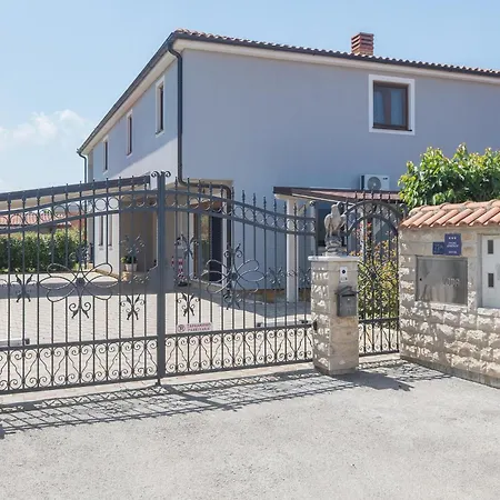 Apartman Gorgeous In With Swimming Pool